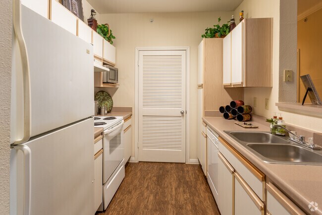 2 BR, 2 BA 1040 SF - Mission Ranch Apartments