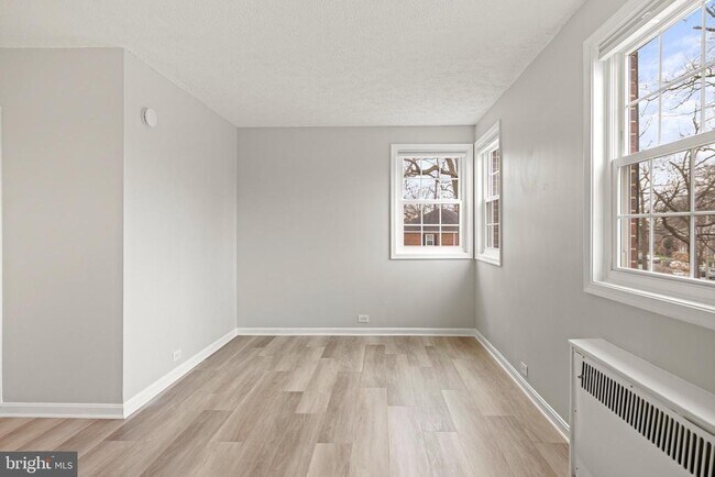 Building Photo - 235 N George Mason Dr