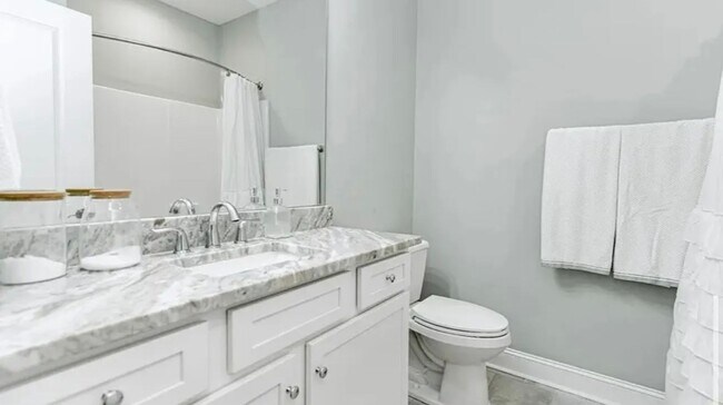 Building Photo - Beautiful 3/2 Available June 1st!