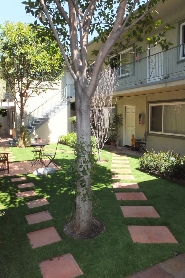 Landscaped Courtyard - 15032 Moorpark St