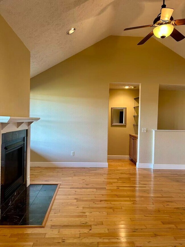 Building Photo - 5 bedroom and 3 bathroom two level house