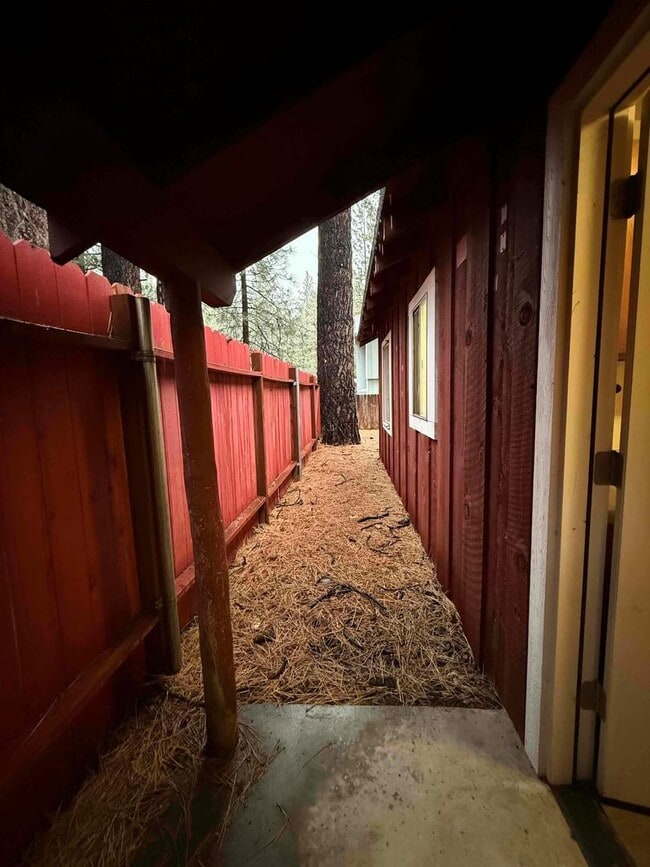 Building Photo - Quiet private one level cabin