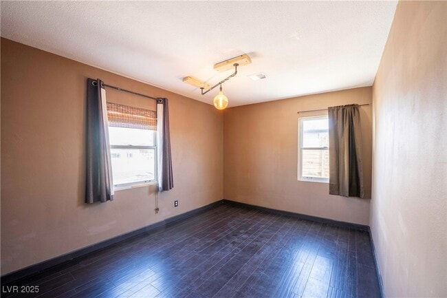 Building Photo - 550 Karen Way