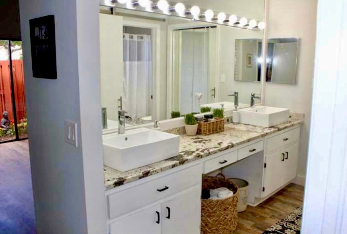 Master Bathroom - 1800 Embassy Dr