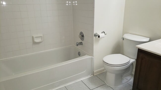 Building Photo - Convenient Location and Great Price!