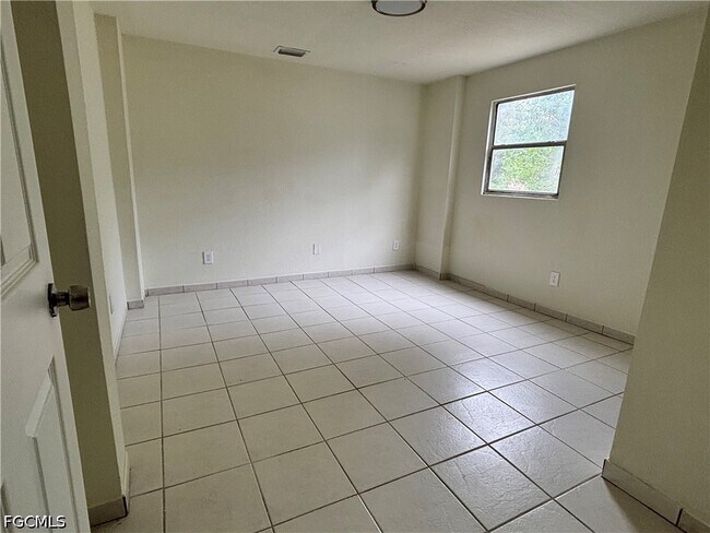 Building Photo - 2150 Panama Ave