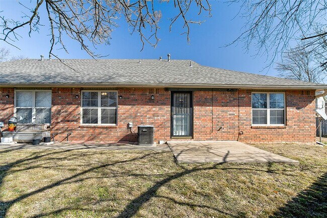 Building Photo - 706 Meghan St