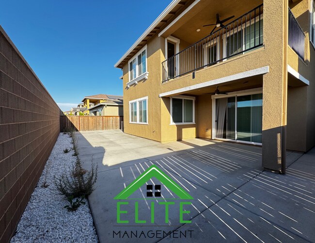 Building Photo - Spacious and Modern 4-Bedroom Home in Desi...
