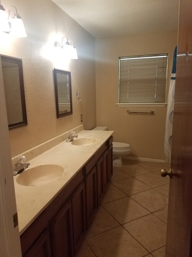 Building Photo - 3/2 Southside Home-Behind Athletic Club