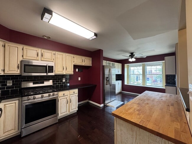 Building Photo - Beautiful And Spacious 3 Bed 3 Bath End Un...