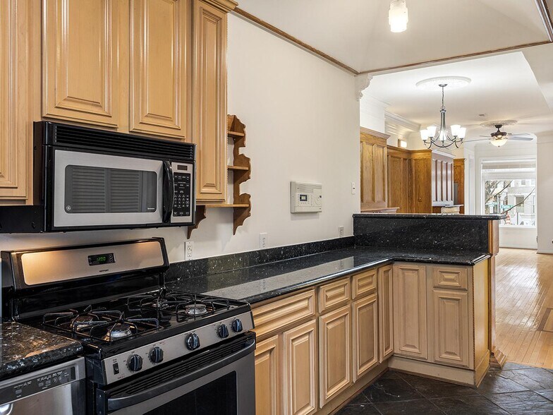 Building Photo - Historic Eckington townhouse near Red Line...
