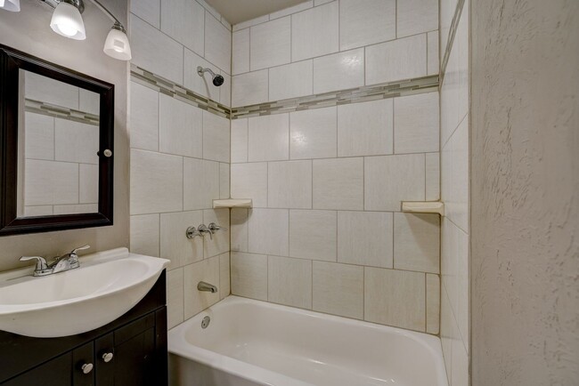 Building Photo - Stylish 1-Bedroom Gem Near Midtown & Plaza...