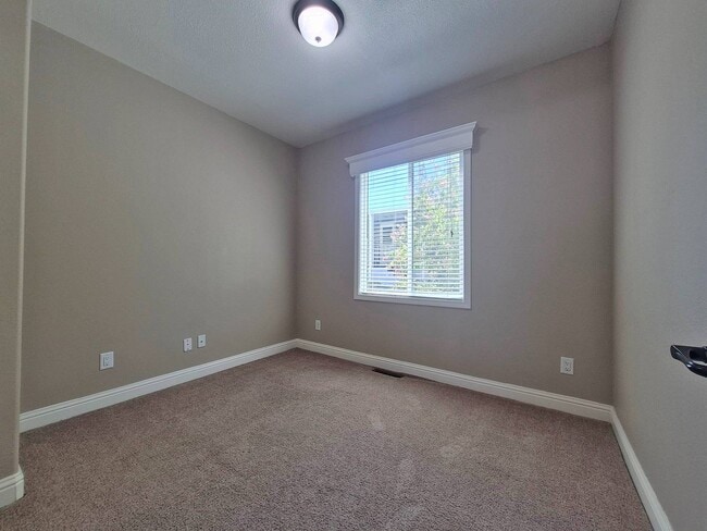 Building Photo - 1054 Mountain Shadows Blvd