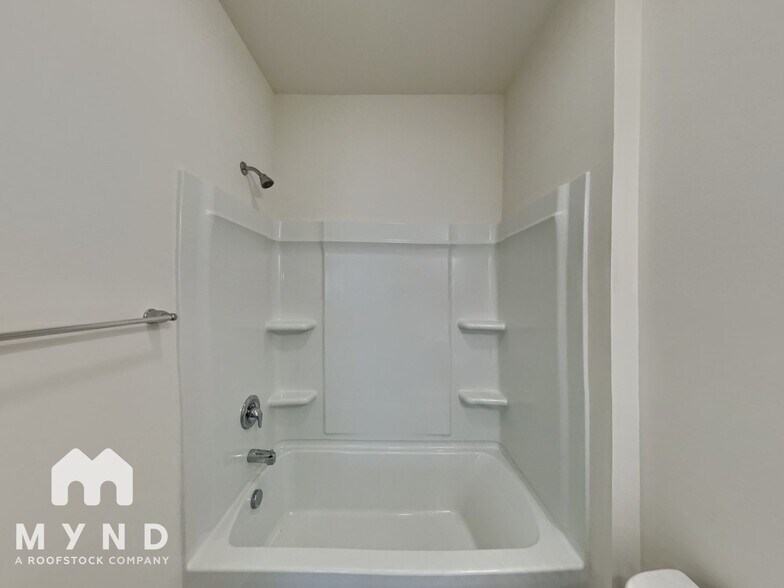 Building Photo - 2015 Creeks Landing Dr