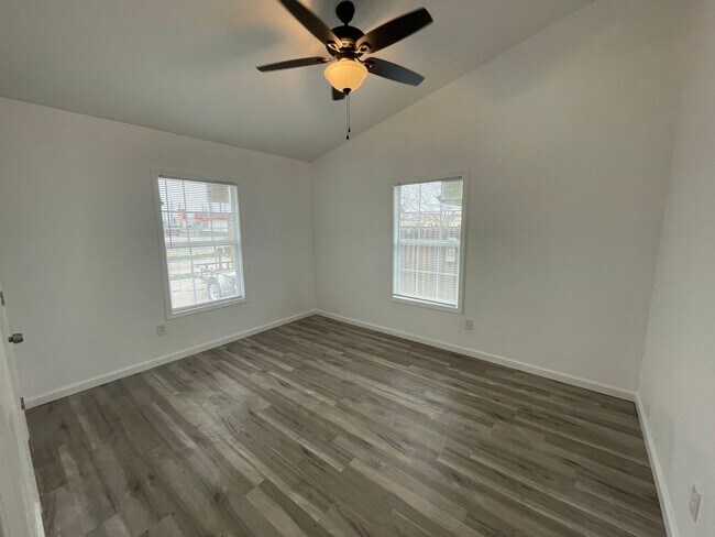 Building Photo - Delightful 2-Bedroom, 1-Bath Duplex for Rent – Updated and Move-In Ready!
