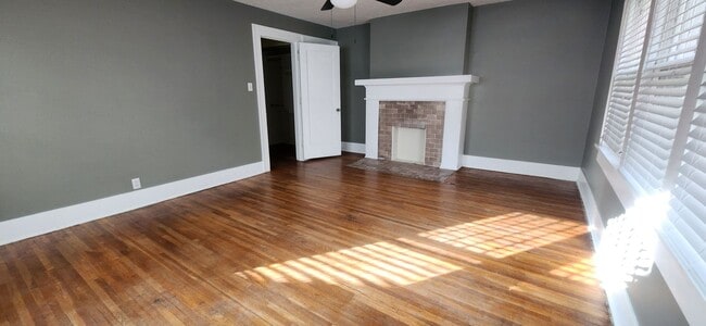 Building Photo - 3 Bedroom 1.5 bath Duplex