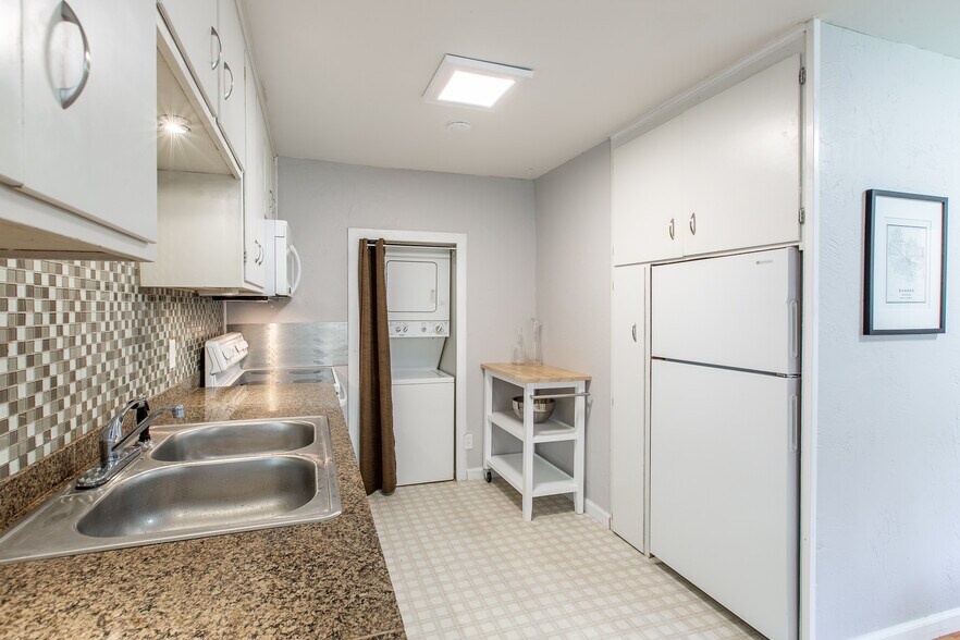 Building Photo - 2401 Birch Ln