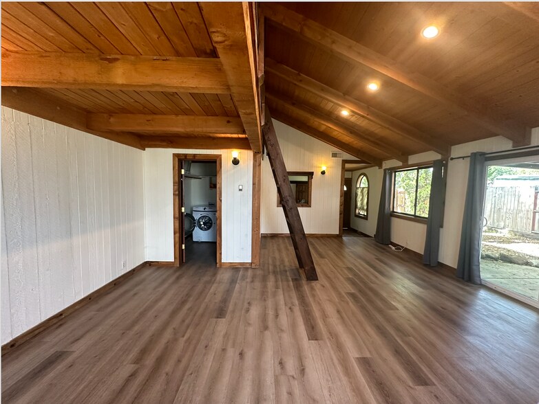 Building Photo - 472 Freear Dr