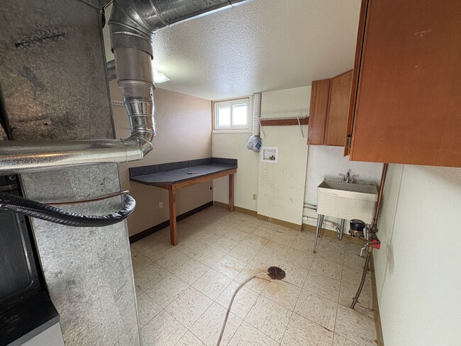 Building Photo - 3 bedroom 2 bathroom house