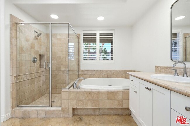 Building Photo - 5831 Seawalk Dr