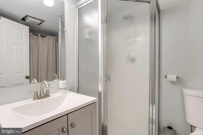 Building Photo - 2803 S Columbus St