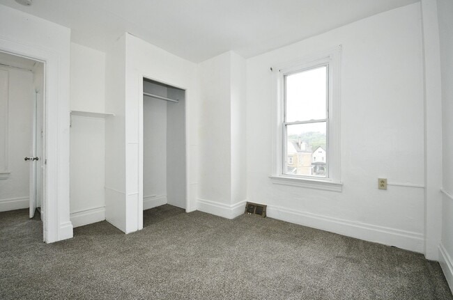 Building Photo - Updated 3 bed/1 bath House with garage!