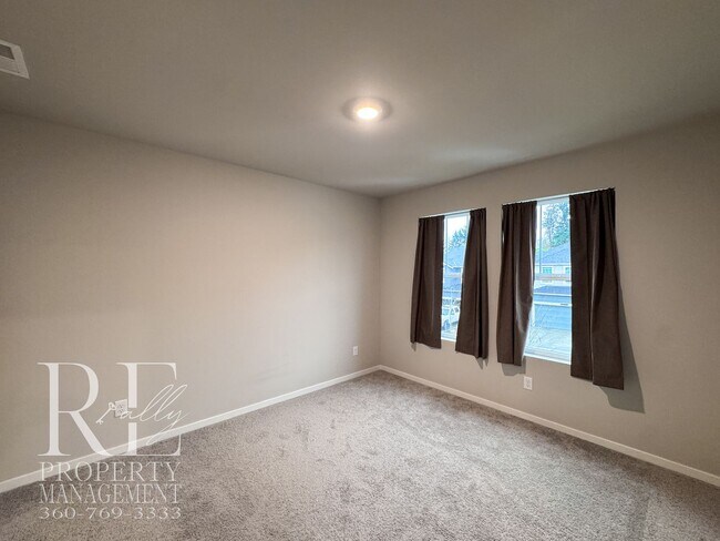 Building Photo - Light-Filled Newer Bremerton Home with Loft, Fenced Yard & 2-Car Garage