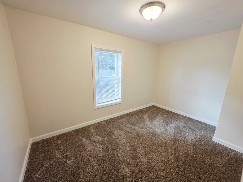 Building Photo - 3683 Pinoak St