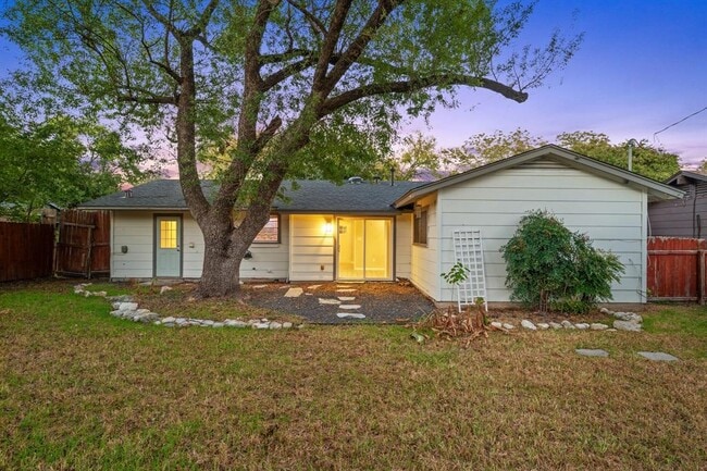 Building Photo - 1009 Alden Dr