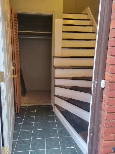 Storage at entrance - 629 Oak St