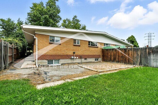 Building Photo - Charming Duplex with Washer/Dryer and Fenc...