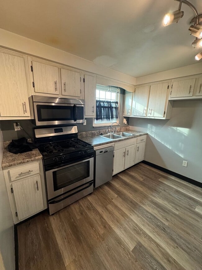 Building Photo - 2108 Lucina Ave