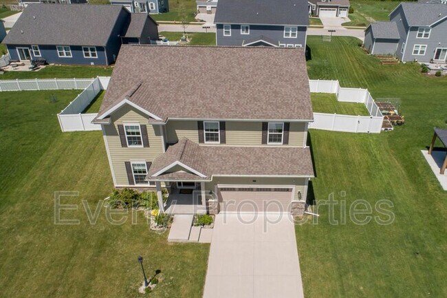 Building Photo - W242N5663 Simona Dr