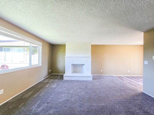 Building Photo - Remodeled Unit in Duplex