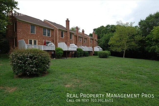 Building Photo - 2528 S Walter Reed Dr