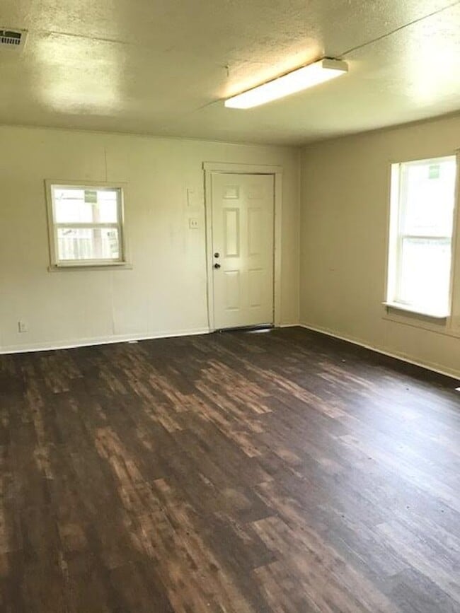 Building Photo - 3812 Hiland Dr