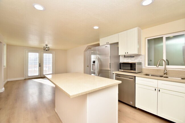 Building Photo - Spacious 5 Bedroom 3 Bathroom Home in Sandy!