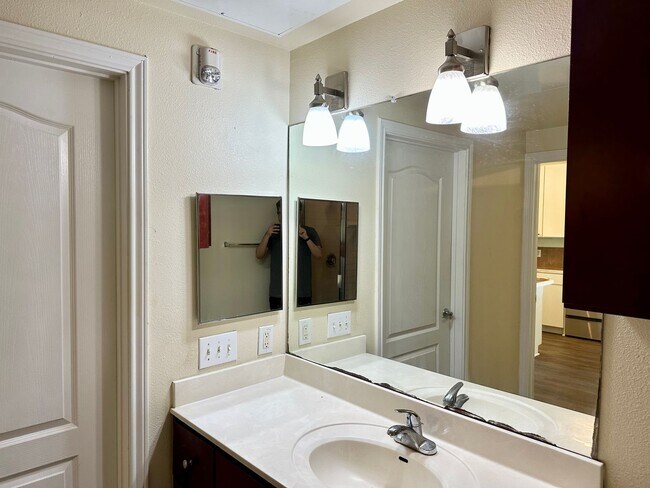 Building Photo - 2/2 Condo Near UT!