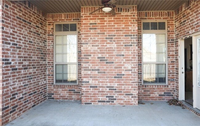 Building Photo - 3800 SW High Point Ave