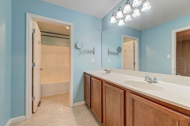 Building Photo - Gorgeous Updated 3 Bed 2.5 Bath Home w/2 C...