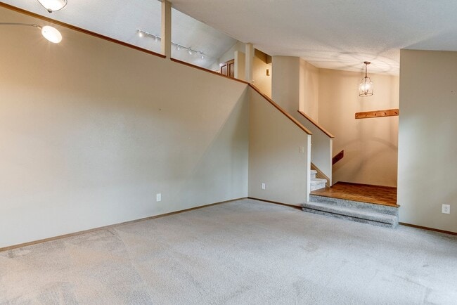 Building Photo - Cozy 4 Bed 3 Bath Home Center of Oak Harbor