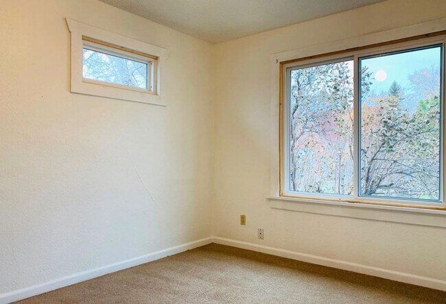 Building Photo - 1706 Colorado Ave NE