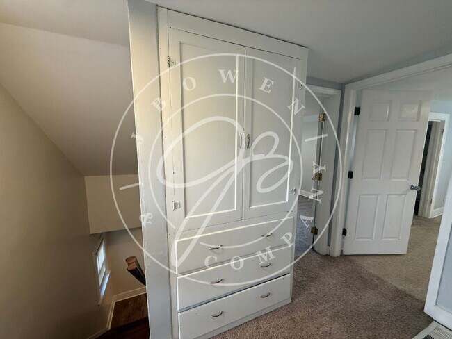 Building Photo - Charming 4 bedroom 2 bathroom close to the University of Toledo.