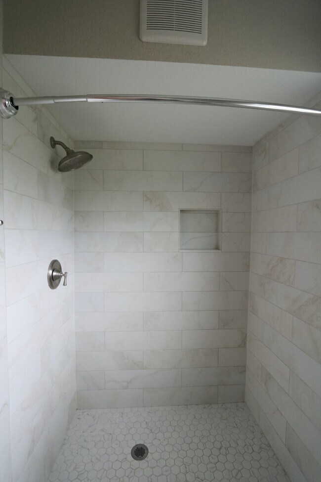 Building Photo - LOOK. Available now! 3bed,2bath, 2car Pine...