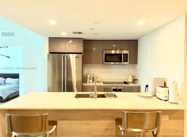 Building Photo - 13800 Highland Dr