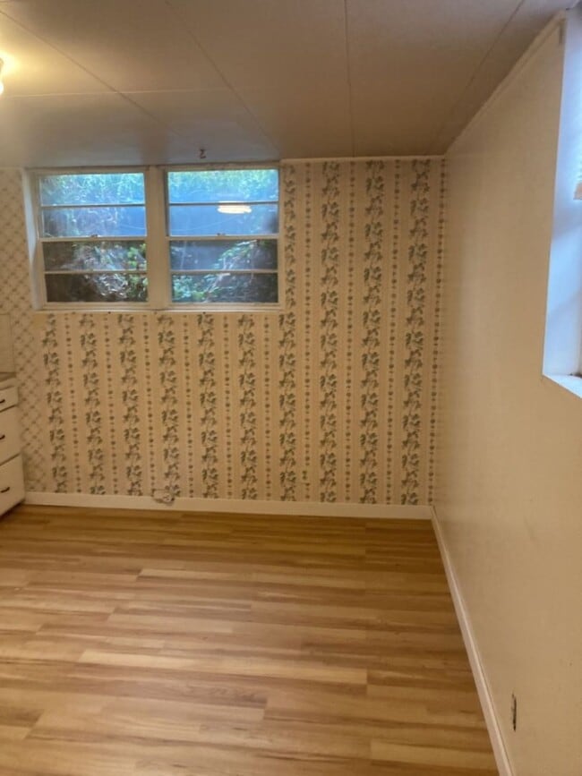 Building Photo - 2 bed, 1 bath Basement Apartment in Vintag...