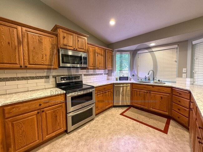 Building Photo - Spacious Eagle Ridge Home