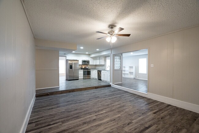 Building Photo - 1121 Via Del Rey