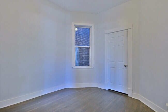 Building Photo - 1458 N Western Ave