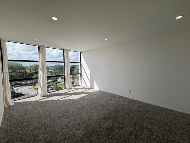 Building Photo - 1000 Parkview Dr